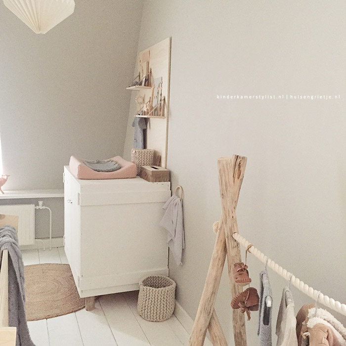 Houten babykamer