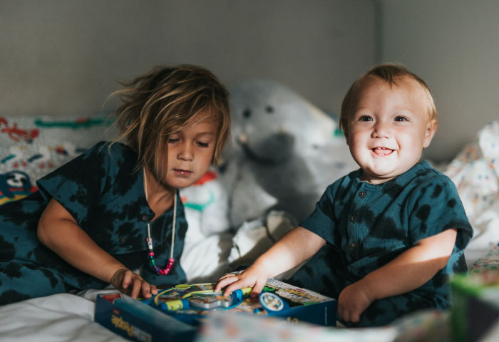 Twee kinderen die een gedeelde kamer hebben met opbergruimte