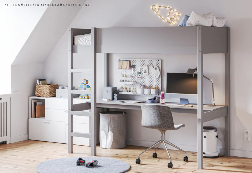 Hoogslaper met compact bureau eronder voor de kleine kinderkamer