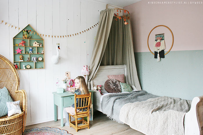 Houten planken muur kinderkamer